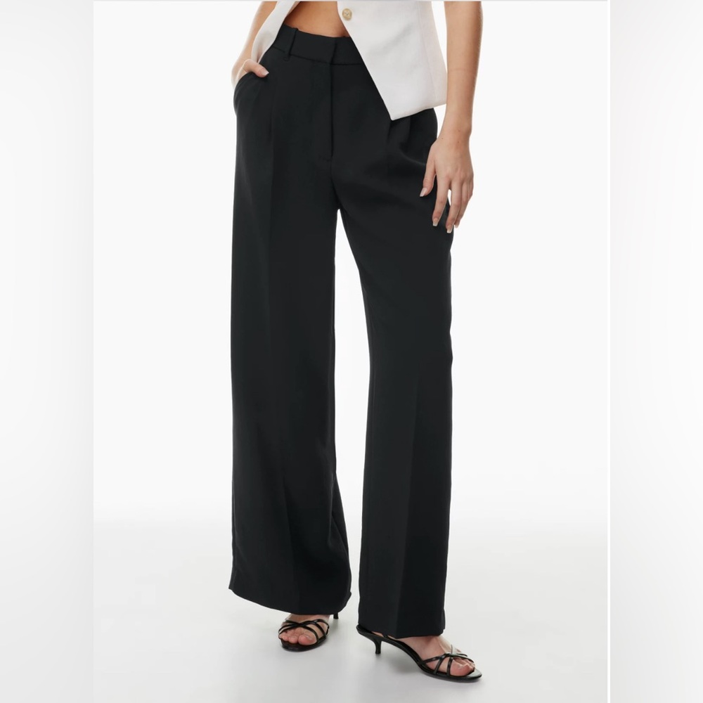 Aritzia NWT
The Effortless Pant™ Wider
High-waisted  crepe trousers in Sz 2